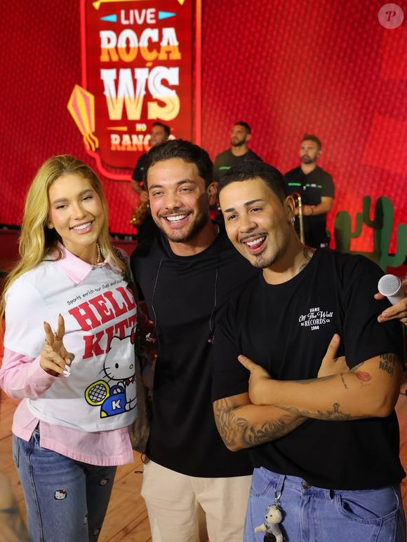 Durante a live da WePink no Rancho do Carlinhos Maia, Virgínia escolheu uma t-shirt com manga curta e gola careca com estampa da personagem japonesa,