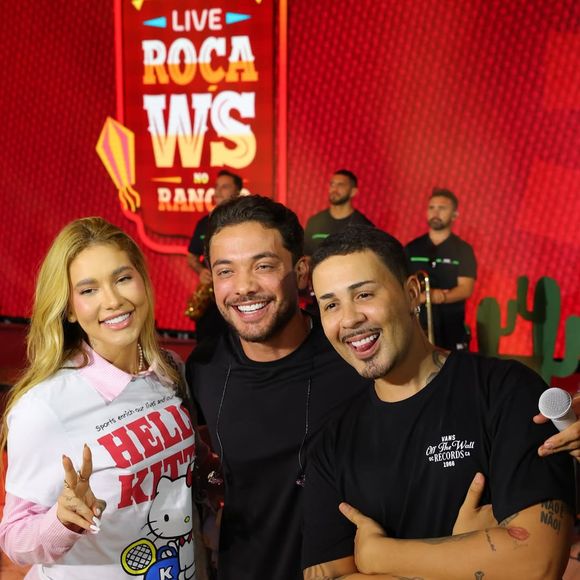 Durante a live da WePink no Rancho do Carlinhos Maia, Virgínia escolheu uma t-shirt com manga curta e gola careca com estampa da personagem japonesa,