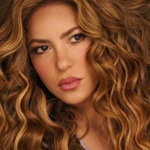 Segundo Shakira, o mercado ignorou a diversidade dos cabelos latinos — lisos, ondulados, cacheados ou crespos — e ela queria preencher esse vazio com soluções eficazes, nutritivas e específicas.