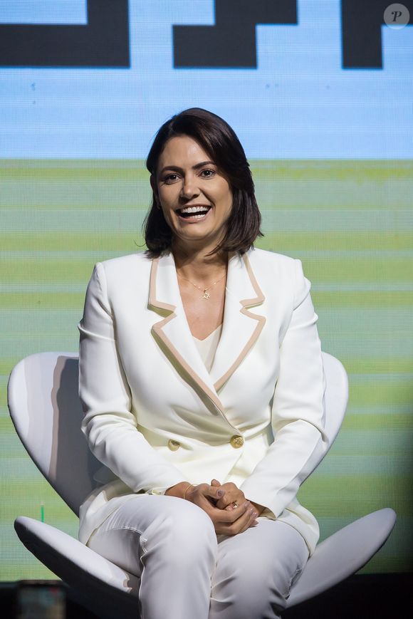 Michelle Bolsonaro cancelou a participação e aguarda voo para retornar a Brasília