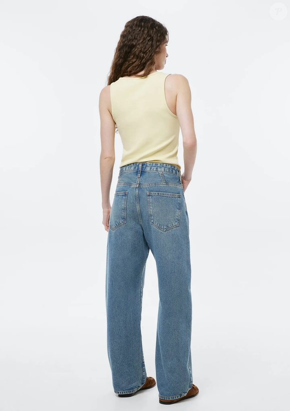 Jeans largo e tênis em tom inspirado no curau de milho formam uma dupla elegante para quem busca conforto sem abrir mão do estilo