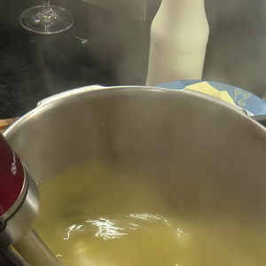 Quando estiver cozido, bata a sopa com um mixer ou no liquidificador