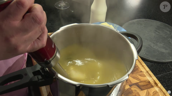 Quando estiver cozido, bata a sopa com um mixer ou no liquidificador