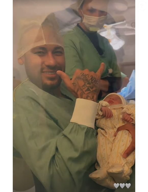 Neymar surgiu nos braços da filha Mel logo após o nascimento da menina, fruto do seu casamento com Bruna Biancardi