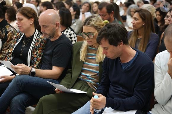 Carolina Dieckmmann marcou presença na missa de 7º dia de Preta Gil, realizada nesta segunda-feira (28), em uma igreja no Leblon, zona sul do Rio de Janeiro.