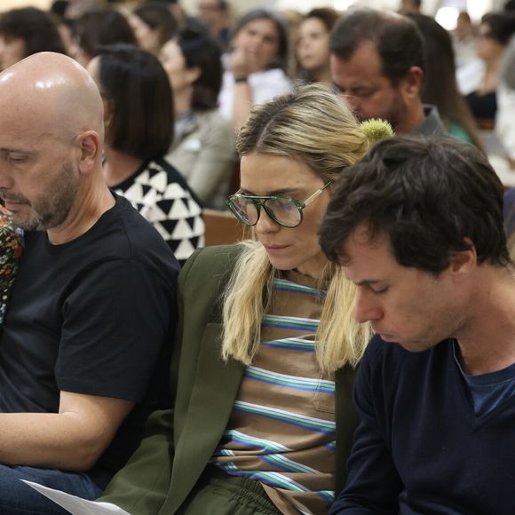 Carolina Dieckmmann marcou presença na missa de 7º dia de Preta Gil, realizada nesta segunda-feira (28), em uma igreja no Leblon, zona sul do Rio de Janeiro.