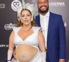 Com barriga de gravidez à mostra, Tati Machado se inspira em look de Carnaval usado por Monique Evans há 34 anos. Fotos!