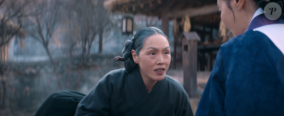 Madame Gwigokja é a responsável por ter a conversa que diz que Jae-yi está ameaçada por um talismã