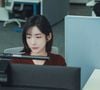 'Te Vejo no Trabalho!' conta a história de Lee Yoon-seo, uma jovem determinada a construir sua carreira em uma grande empresa