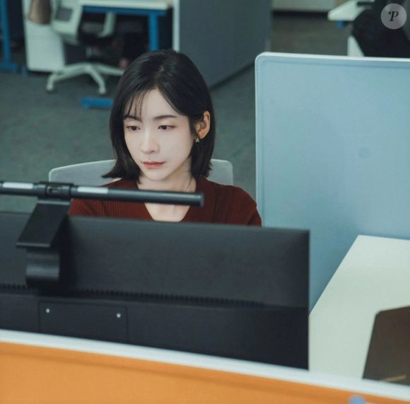 'Te Vejo no Trabalho!' conta a história de Lee Yoon-seo, uma jovem determinada a construir sua carreira em uma grande empresa