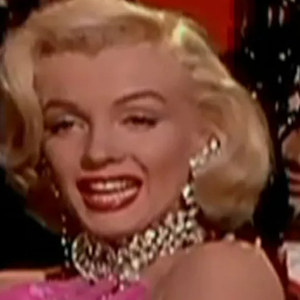 Marilyn Monroe, ícone eterno do cinema, enfrentou uma infância conturbada. Sua mãe, com sérios problemas de saúde mental, não conseguia criá-la, e, pasmem, ela foi adotada por 12 famílias até chegar ao estrelato.