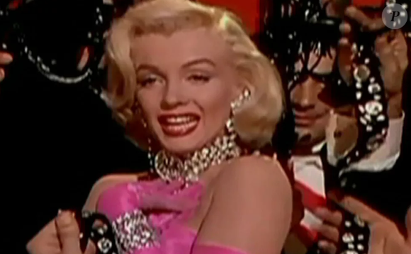 Marilyn Monroe, ícone eterno do cinema, enfrentou uma infância conturbada. Sua mãe, com sérios problemas de saúde mental, não conseguia criá-la, e, pasmem, ela foi adotada por 12 famílias até chegar ao estrelato.