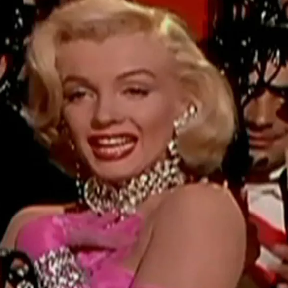 Marilyn Monroe, ícone eterno do cinema, enfrentou uma infância conturbada. Sua mãe, com sérios problemas de saúde mental, não conseguia criá-la, e, pasmem, ela foi adotada por 12 famílias até chegar ao estrelato.