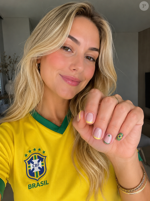 Uma única unha com a bandeira do Brasil e detalhes delicados: a nail art minimalista é a aposta elegante para entrar no clima da Copa do Mundo sem abrir mão da sofisticação