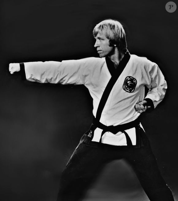 Lesão no ombro durante treino de judô levou Chuck Norris a descobrir o Tang Soo Do na Coreia