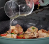 Logo depois, o vinho entra para dar um contraste de acidez para a receita e deixá-la ainda mais saborosa