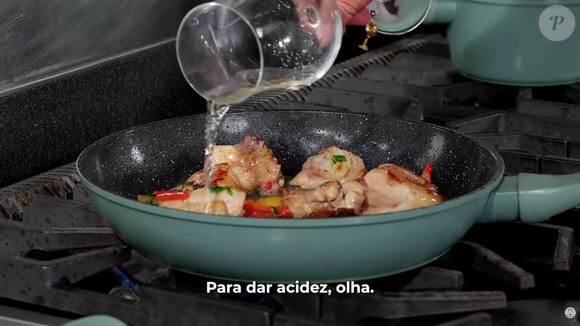 Logo depois, o vinho entra para dar um contraste de acidez para a receita e deixá-la ainda mais saborosa