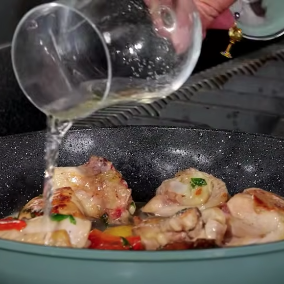 Logo depois, o vinho entra para dar um contraste de acidez para a receita e deixá-la ainda mais saborosa