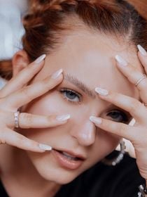 Criadas em 1927 por um polonês, as unhas francesinhas são tendência até hoje: 3 versões da unha clássica com passo a passo rápido para fazer em casa