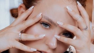 Criadas em 1927 por um polonês, as unhas francesinhas são tendência até hoje: 3 versões da unha clássica com passo a passo rápido para fazer em casa