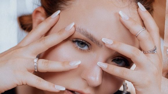 Criadas em 1927 por um polonês, as unhas francesinhas são tendência até hoje: 3 versões da unha clássica com passo a passo rápido para fazer em casa