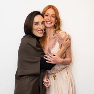 O cinto de corrente com berloques usado pela atriz acrescenta ao look uma referência aos anos 90, enquanto os brincos de pérolas e correntes reforçam o glamour boho associado aos anos 70. A atriz posou ao lado da jornalista Maria Prata