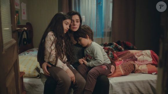 Bahar após reencontro com Sarp coloca os filhos para dormir na novela 'Força de Mulher' em 15 de janeiro de 2025 e fica tentando assimilar o que aconteceu