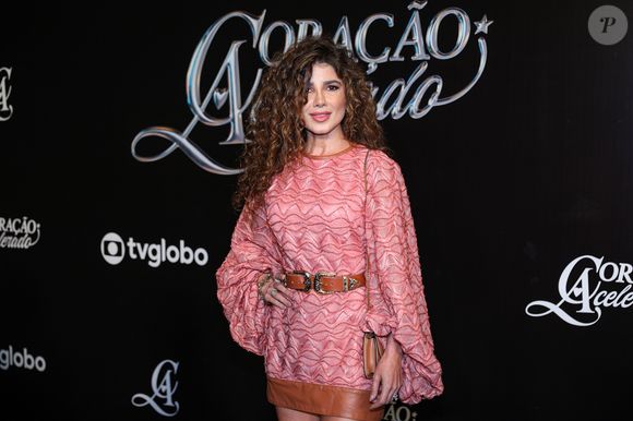 Para completar, botas over the knee de couro no mesmo tom trouxeram uma pegada sofisticada e moderna - um combo que equilibra delicadeza e atitude. Com os cabelos soltos e volumosos, Paula esbanjou presença e mostrou que entende de moda tanto quanto de palco