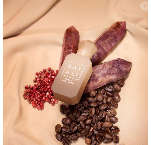 Freedom Musk Latte | 41 é uma fragrância que explora a sensação de entrar em um café elegante e aconchegante. A abertura traz mandarina, canela e pimenta-rosa. Depois, surgem as notas de café latte, lavanda e musk de chocolate