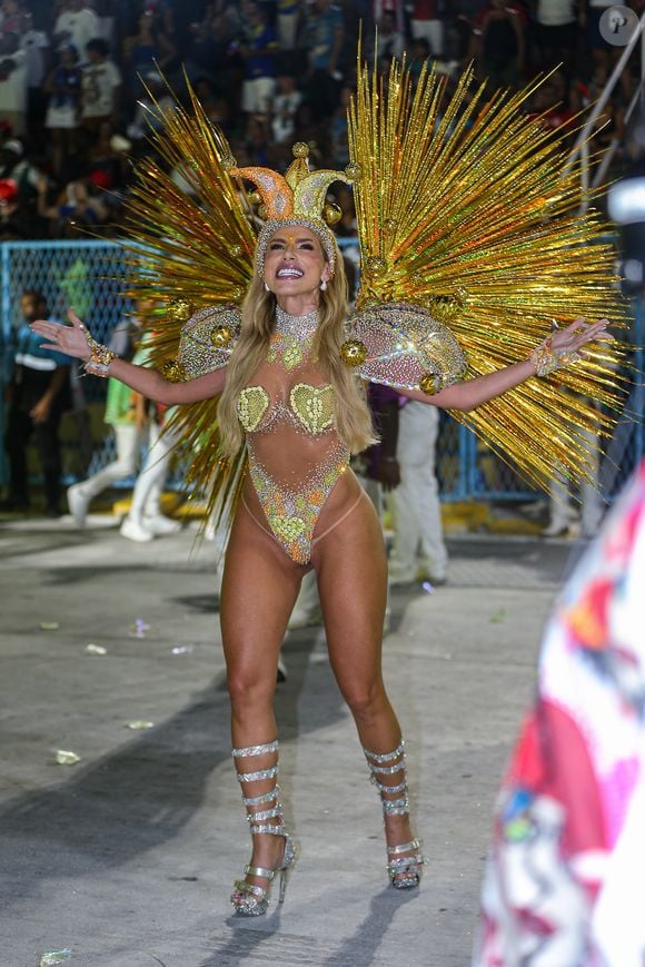 Erika Schneider desfilou com body ultracavado dourado