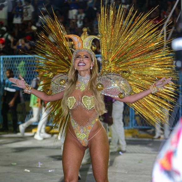 Erika Schneider desfilou com body ultracavado dourado