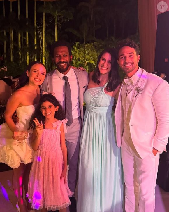 André Luiz Miranda em foto com a mulher, Bárbara, e a filha, Bia, e o casal Larissa Manoela e André Luiz Frambach