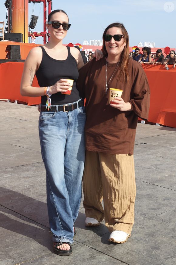 Ju Amaral e a namorada no show de Ivete Sangalo