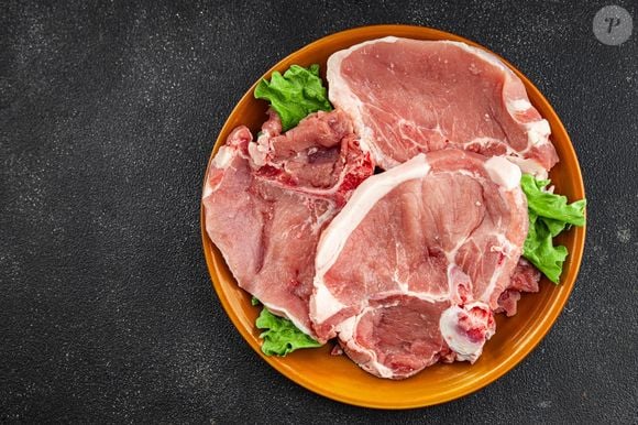 Cuidado com carne de porco crua ou malpassada