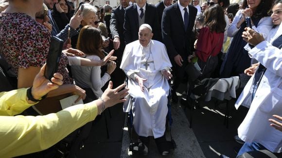 Papa Francisco surge pela primeira vez em missa no Vaticano após longa internação e emociona fiéis com declaração. Vídeo!