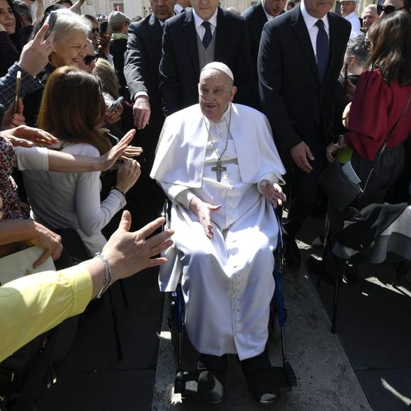 Papa Francisco apareceu de surpresa em uma missa no Vaticano neste domingo, 6 de abril de 2025