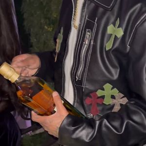 Gato Preto foi filmado enquanto abria uma garrafa de whisky