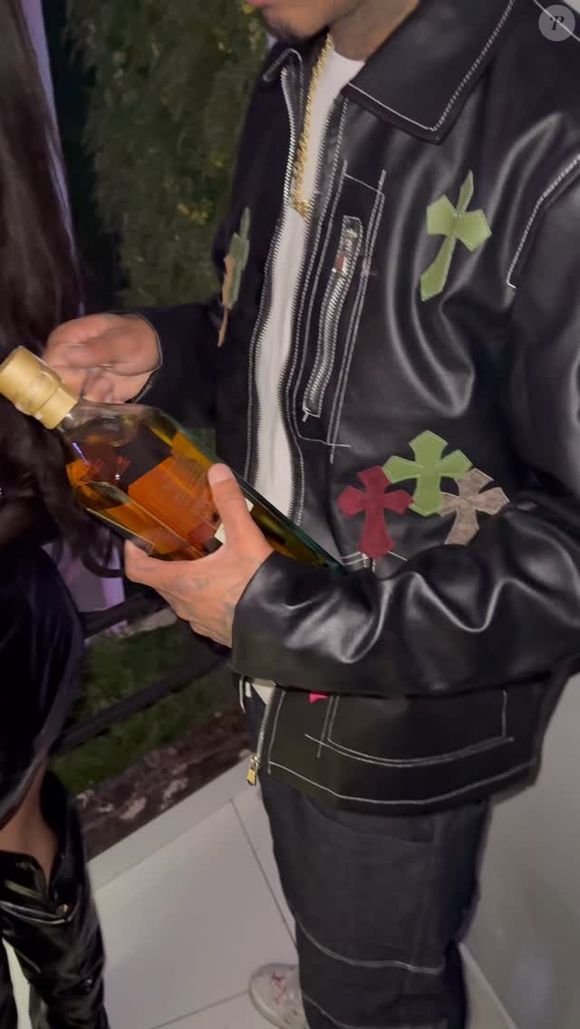 Gato Preto foi filmado enquanto abria uma garrafa de whisky