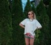 Ana Lídia Martins, esposa de Bruno Guimarães, foi ao jogo do Brasil com um look tropical composto por um short estampado e camiseta oversized branca
