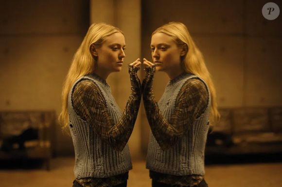 Por lá, ela lida com criaturas estranhas que passa a observar o grupo e os deixa perturbados