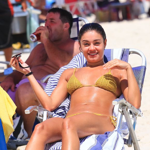 Sophie Charlotte ainda renovou o bronzeado na areia com uma água de coco natural