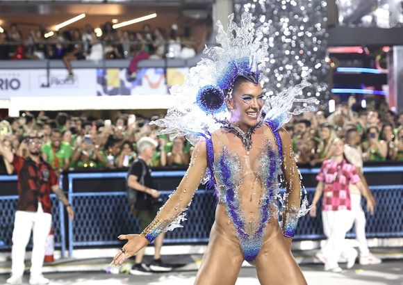 Lore Improta é a musa da Viradouro e fez sucesso na Sapucaí com muita beleza e simpatia