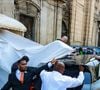 De acordo com a coluna Veja Gente, a estratégia de cobrir a passagem da noiva com um imenso tecido branco provocou comentários entre os curiosos que acompanhavam a movimentação do lado de fora da igreja. A medida foi considerada exagerada por algumas pessoas que estavam na calçada durante a cerimônia de Giulia Be e Conor Kennedy