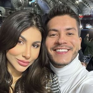 Jheny Santucci anunciou o término do casamento com Arthur Aguiar quase três meses após a união no civil; grávida do segundo filho do ator, ela afirmou que cada um seguirá sua vida e pediu para não ser mais questionada sobre a separação, segundo a Quem