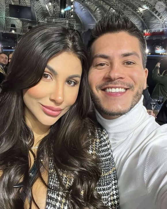 Jheny Santucci anunciou o término do casamento com Arthur Aguiar quase três meses após a união no civil; grávida do segundo filho do ator, ela afirmou que cada um seguirá sua vida e pediu para não ser mais questionada sobre a separação, segundo a Quem