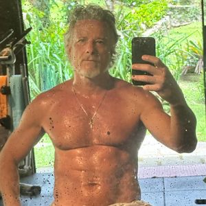 Corpo definido do ator aos 62 anos também deixa fãs impactados