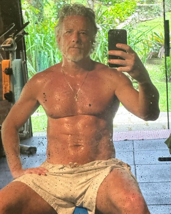 Corpo definido do ator aos 62 anos também deixa fãs impactados