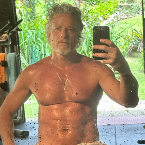 Corpo definido do ator aos 62 anos também deixa fãs impactados