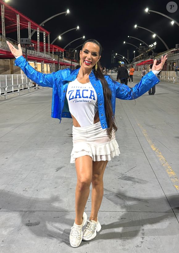 Carnaval 2026: Carla Prata dispensou a fantasia e escolheu roupa com recortes nas laterais para o ensaio da Acadêmicos do Tucuruvi