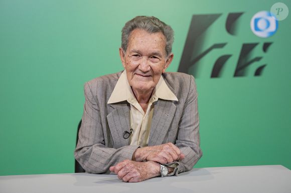 Léo Batista em foto que reproduz primeiro cenário do 'Esporte Espetacular', lançado em 1973